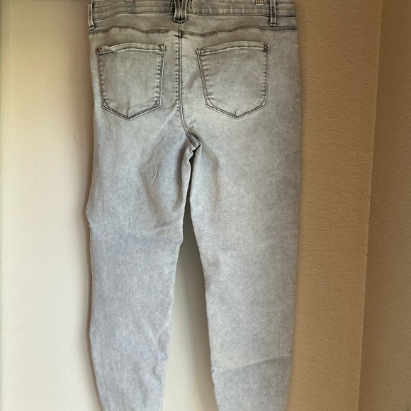 Trendy Light Wash Women's Cropped Jeans - Picture 2 of 2